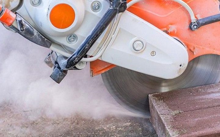 قص الصبة بالصاروخ باستخدام منشار ماسي يدوي